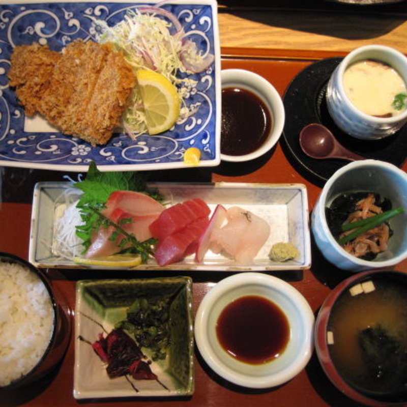 マカジキフライと刺身定食(波奈 総本店 )