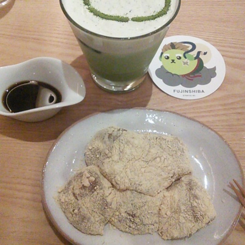 豆しば庵の抹茶ラテとわらび餅(京都石塀小路豆ちゃ 有楽町)