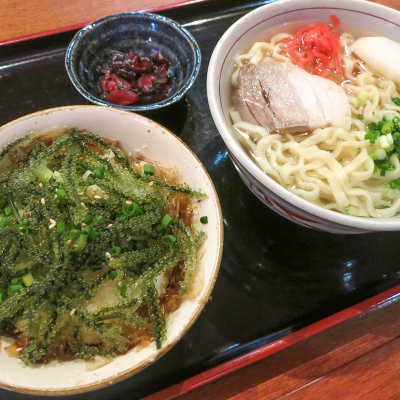 ミニ海ぶどう丼+半そば(みやらび)