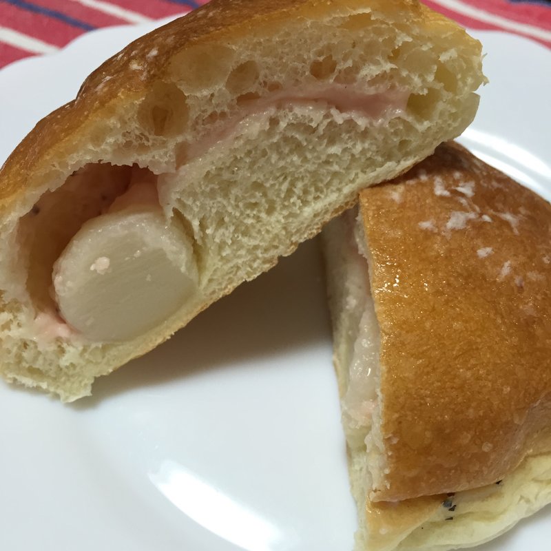 とちおとめ苺クリームパン(幸せの100円パン職人 桂千代原口店 )