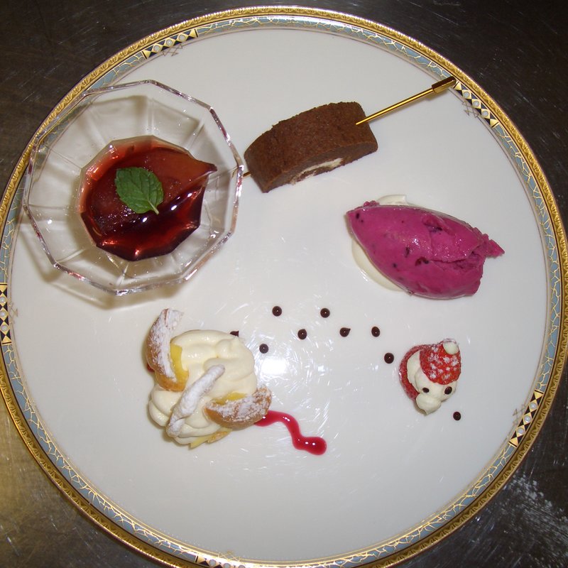 デザートの盛り合わせ(ブラッセリー トモ （Brasserie Tomo）)