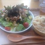 アボカドと納豆のサラダ 五行茶付き(シンシア・ガーデン カフェ)