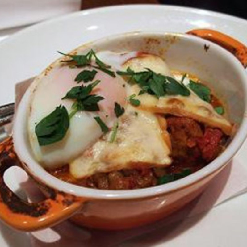 ミートボールとスカモルツァのオーブン焼　温玉添え(Caffe Classica)