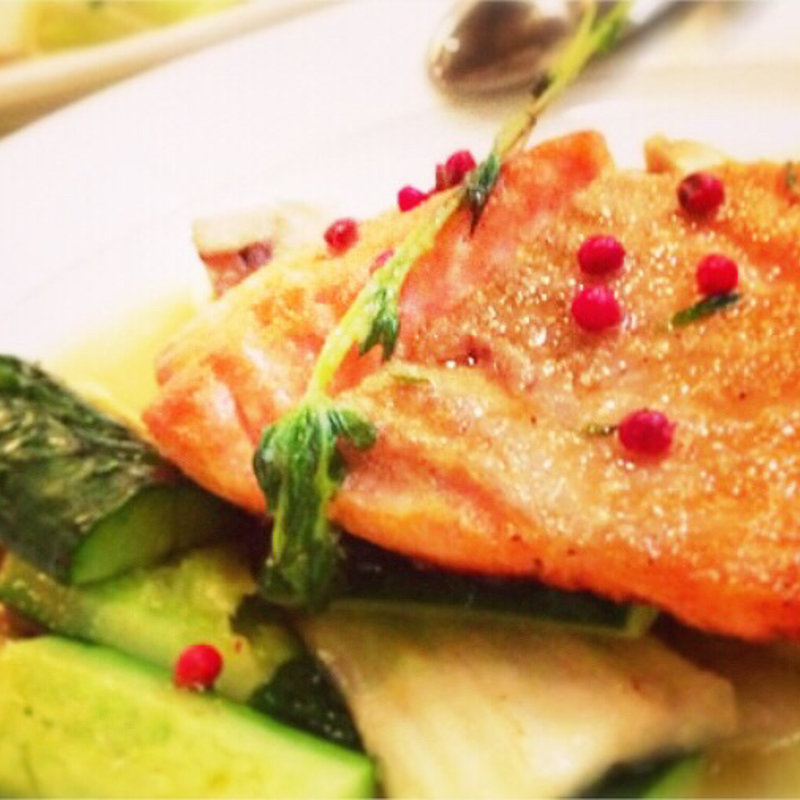 サーモンステーキサラダ添え(バワリーキッチン)