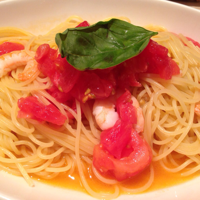 小えびとフレッシュトマトのバジルパスタ(トレタッテ)