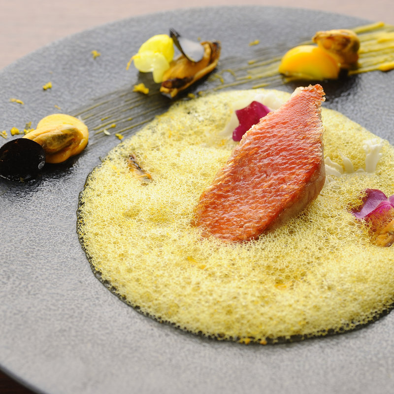 アトランティックサーモンの42℃コンフィ(バーガンディー)