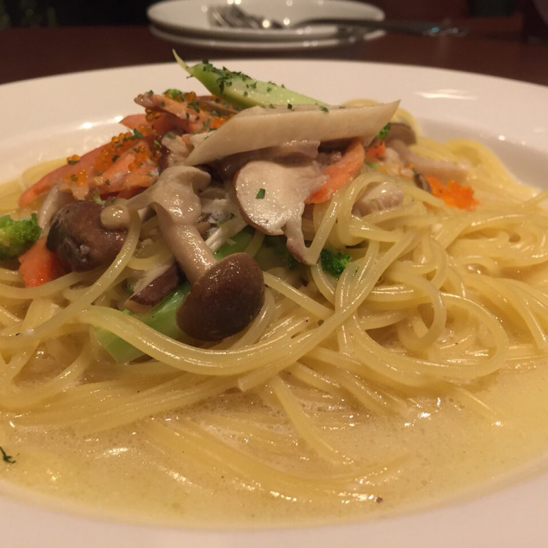 サーモンと季節の野菜のクリームパスタ(アメリカンクラブハウス)
