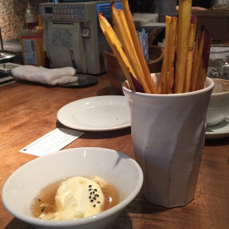 揚げたさつま芋スティック 蜂蜜クリームサワー添え(BONDI CAFE)