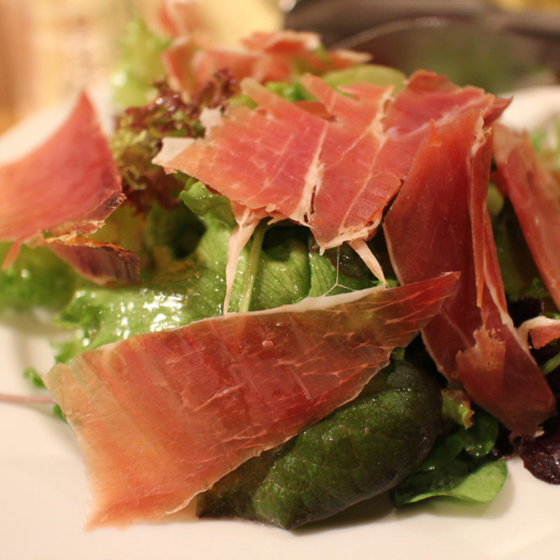 スペイン産生ハムのミックスサラダ(Bar de España Mon)