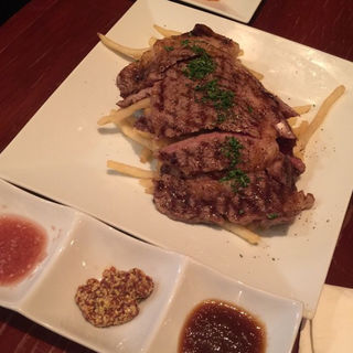 リブロースのステーキ300g、気まぐれの三種ソース、ポテトフライ添え(レトノ Les TONNEAUX)