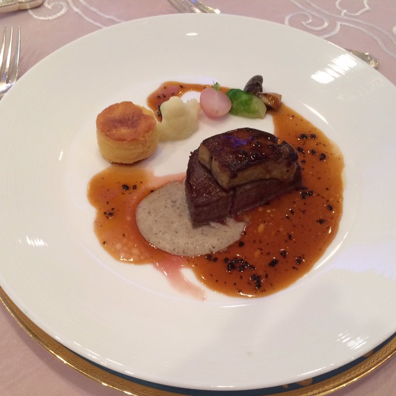 牛フィレ肉とフォアグラのトゥヌルド・ロッシーニスタイル　(ホテルモントレ大阪)