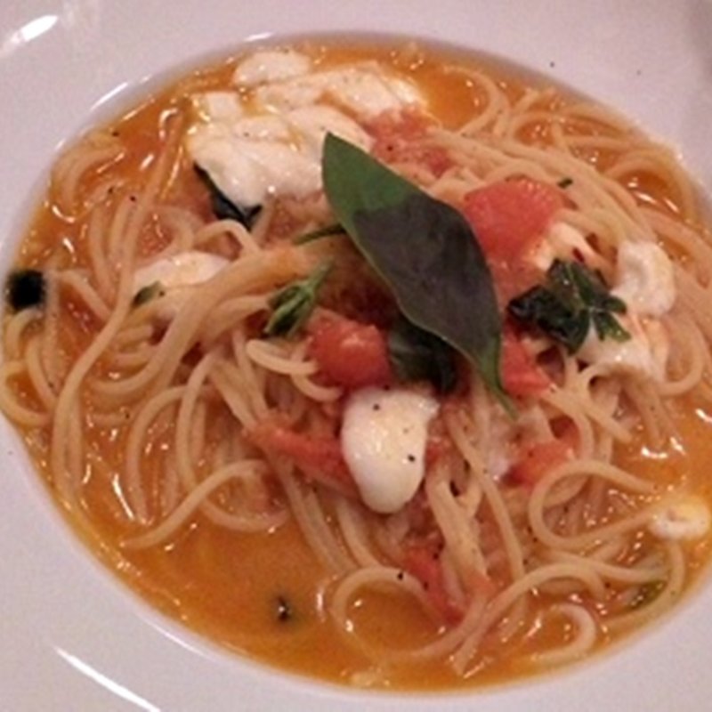 フレッシュトマトとモッツァレラチーズのバジル風味のスパゲッティ(cafe sweets+)