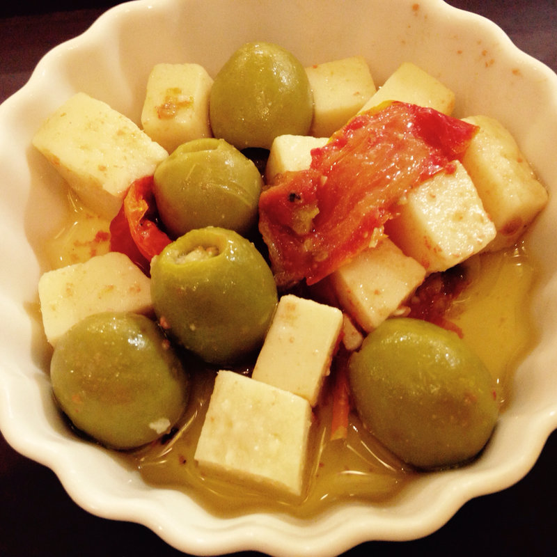 オリーブとチーズのタパ(タミルズ Tameals Café & Bar 品川)