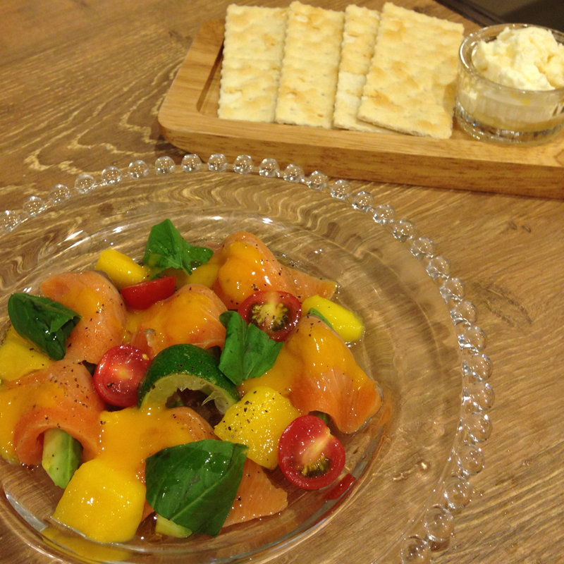 サーモンとアボガドのカルパッチョ  マンゴーのソース(NIJYU-MARU 二子玉川店 （ニジュウマル）)