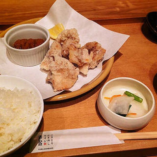 鶏もも唐揚げランチ(やきとり・かまめし・ワイン 鳥勘助 大手町店)