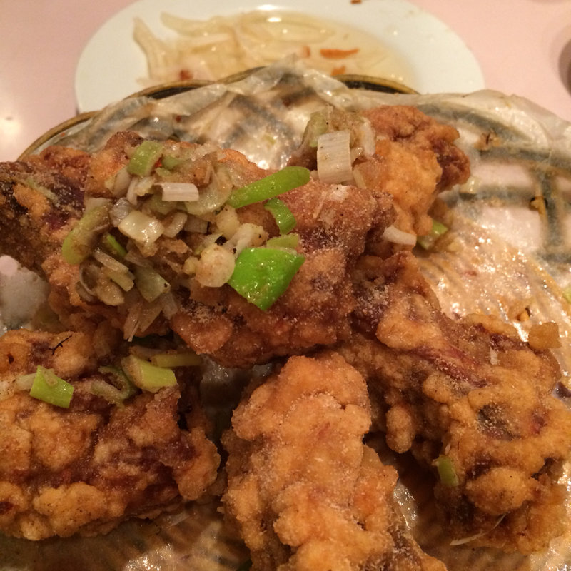 ニンニク風味カラッと揚げたスペアリブ(鴻運 新店)