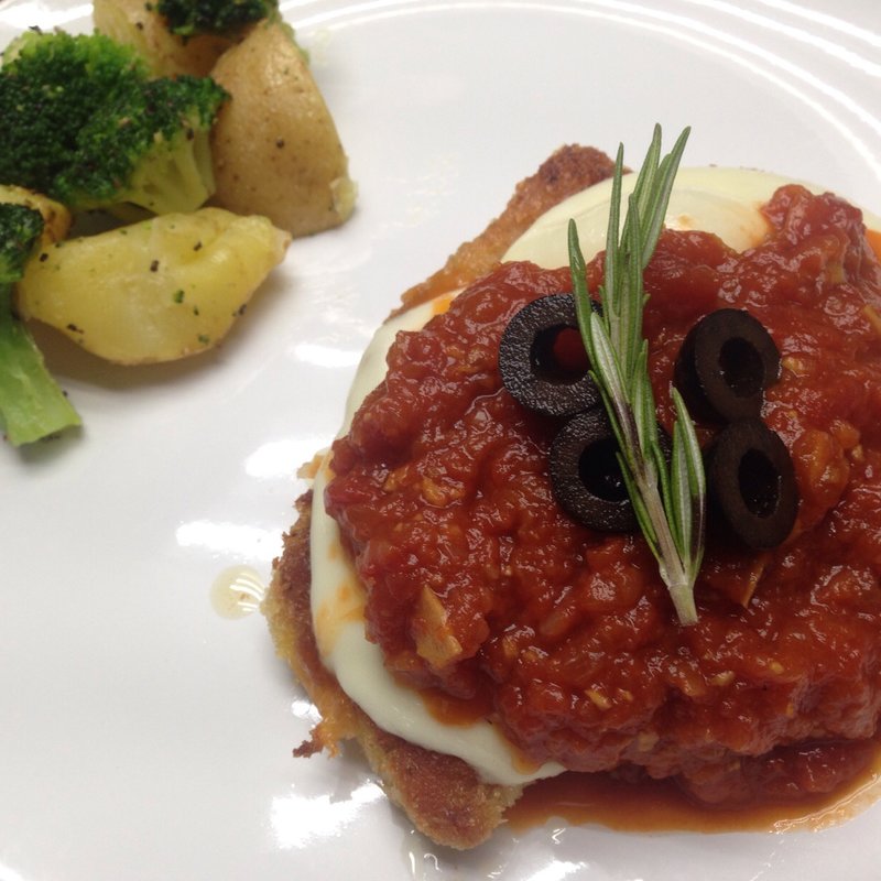 ポークのパン粉焼きモッツァレラチーズのせ 〜トマト添え〜(island cafe & bar)