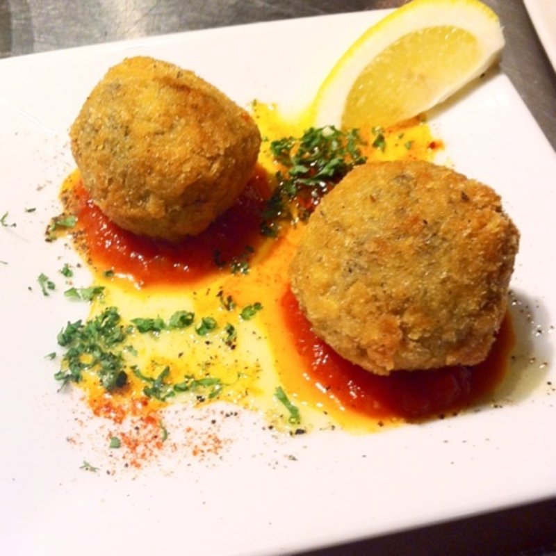 イカスミパエリアのライスコロッケ(スペインバル ロボス 銀座店)