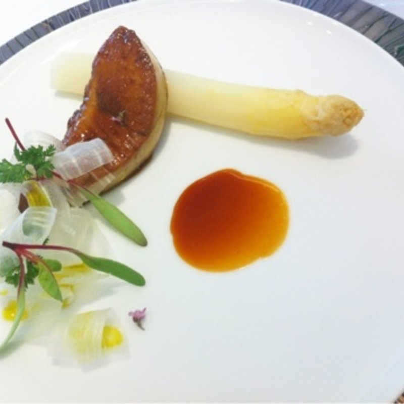 フォアグラと白アスパラガス、赤ピーマンのレドゥクシオン(スリオラ)