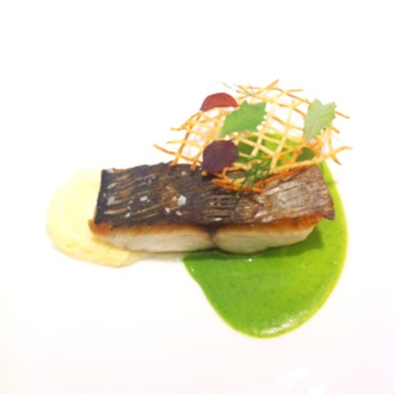 鰆のアサード　パースニップのピューレとパセリのソース(スリオラ)