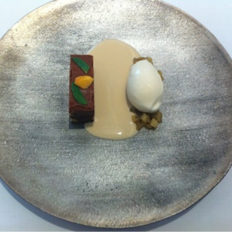 ブラウニー、焼き林檎のアイス　インチャウルサルサ(スリオラ)