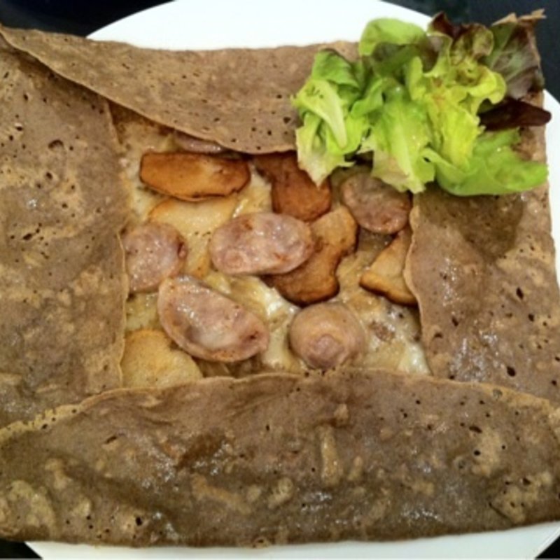 ブルターニュ風ソーセージとおにおんシードル煮　グリエールチーズのガレット (ティ・ロランド ガレットハウス 西武渋谷店 )