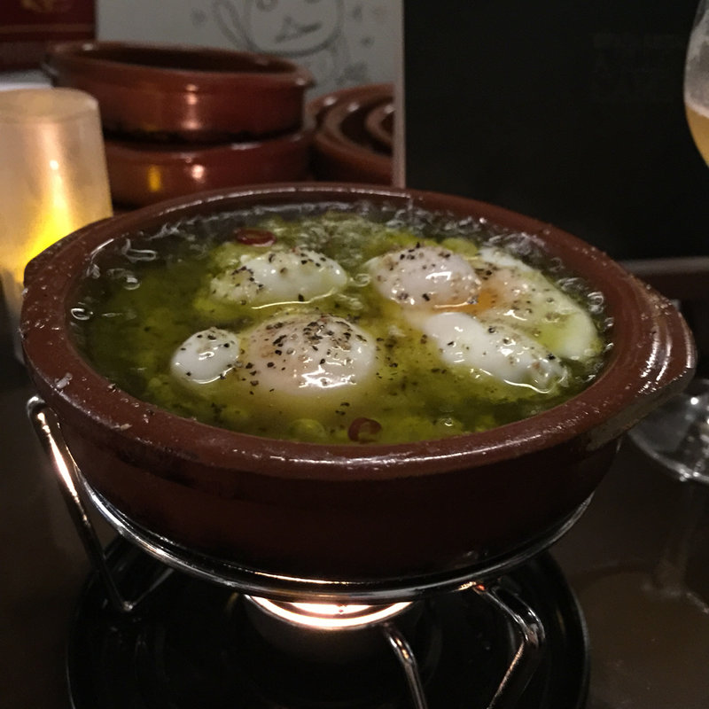 たまごのアヒージョ(アヒージョバル カミナール)