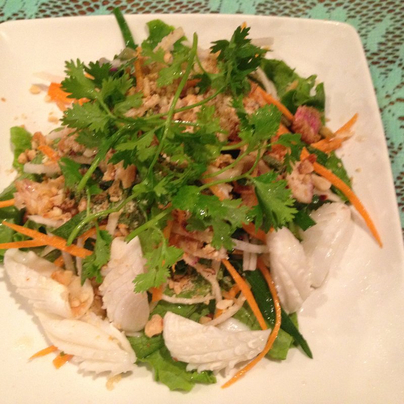 イカとパパイヤのサラダ(神奈川最古のベトナム料理専門店 サイゴン キムタン 川崎本店 Since2000)