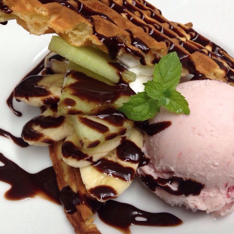 ワッフル〜季節のフルーツ添え〜 (island cafe & bar)