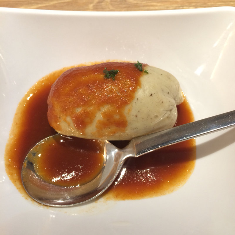 白身魚のふんわりｸﾈﾙ仕立て、ｵﾏｰﾙ海老のｿｰｽ、ｱﾒﾘｹｰﾇ(赤白 （KOHAKU）)