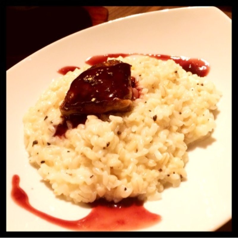 フォアグラとトリュフのクリームリゾット　赤ワインハニーソース(Bar&Restaurant COCONOMA)