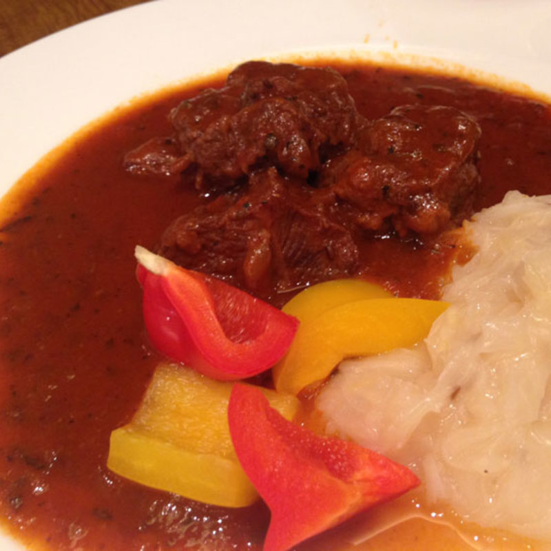 牛頬肉の赤ワイン煮込み(ノイエス （Neues）)