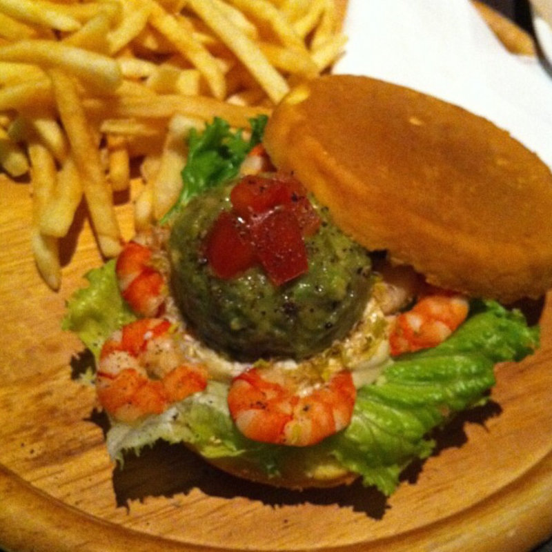 海老とアボカドのパンケーキサンド(MICROCOSMOS)