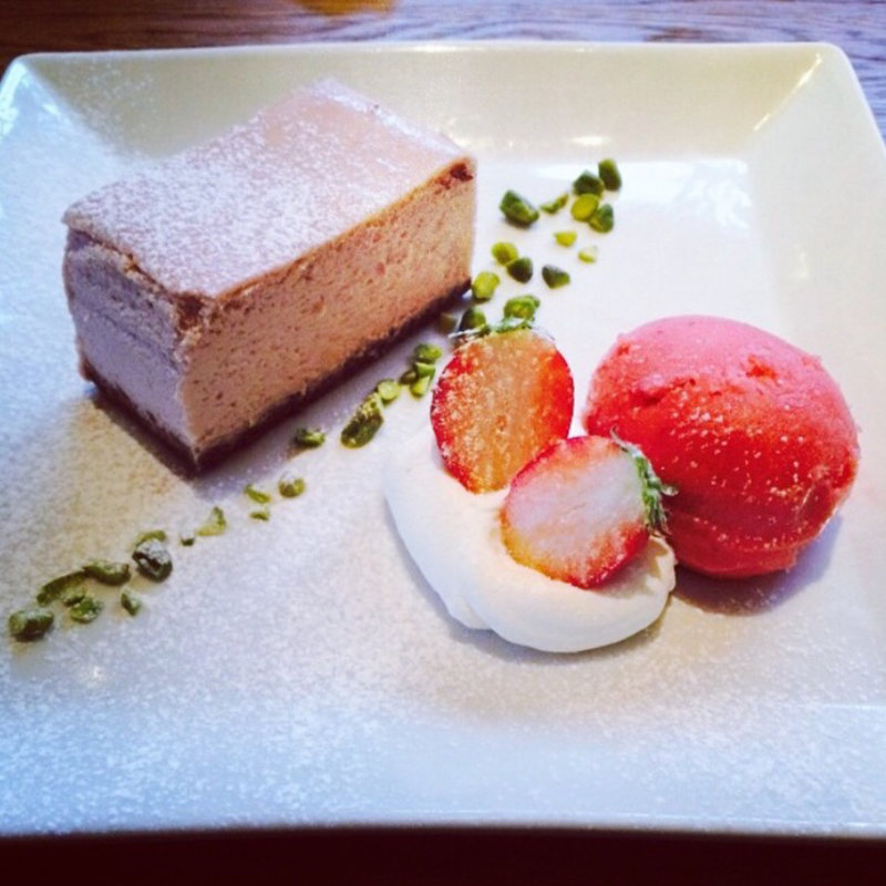 ピスタチオとラズベリーのシフォンケーキ、ラズベリーソルベ(IVY PLACE)