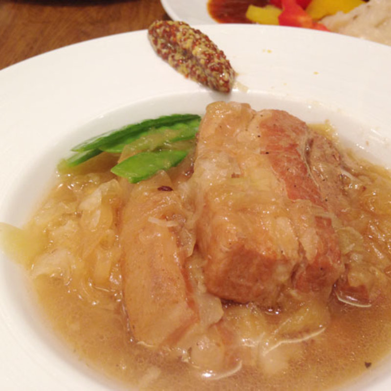 豚アバラ肉の白ビール煮(ノイエス （Neues）)