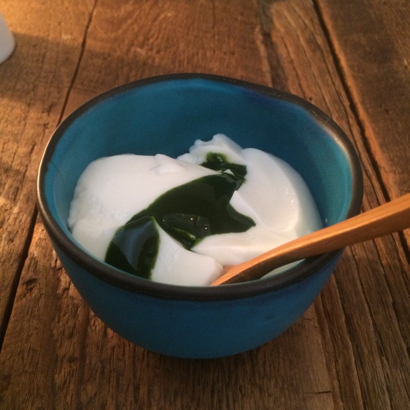 とろとろ牛乳ゼリー (抹茶ソース）(お茶とお菓子 横尾 （ヨコオ）)