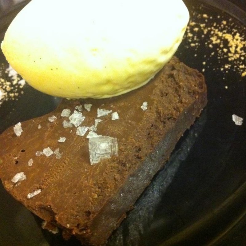 スパイスを効かせたガトーショコラ　ラムレーズンアイス添え(ボン・グゥ 神楽坂)