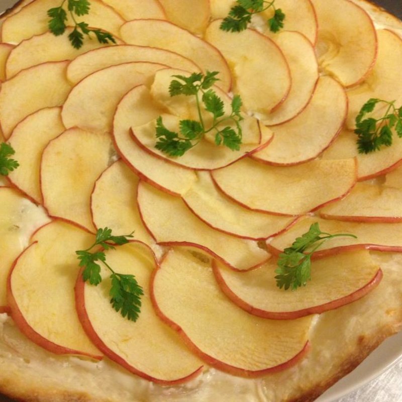 リンゴと蜂蜜のタルトフランベ(ボン・グゥ 神楽坂)