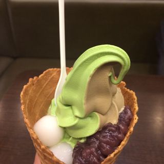 抹茶とほうじ茶のソフトクリーム(中村藤吉京都駅店)