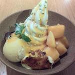 クレームブリュレとマンゴーの濃厚ソフトクリームパフェ(MARFA CAFÉ)
