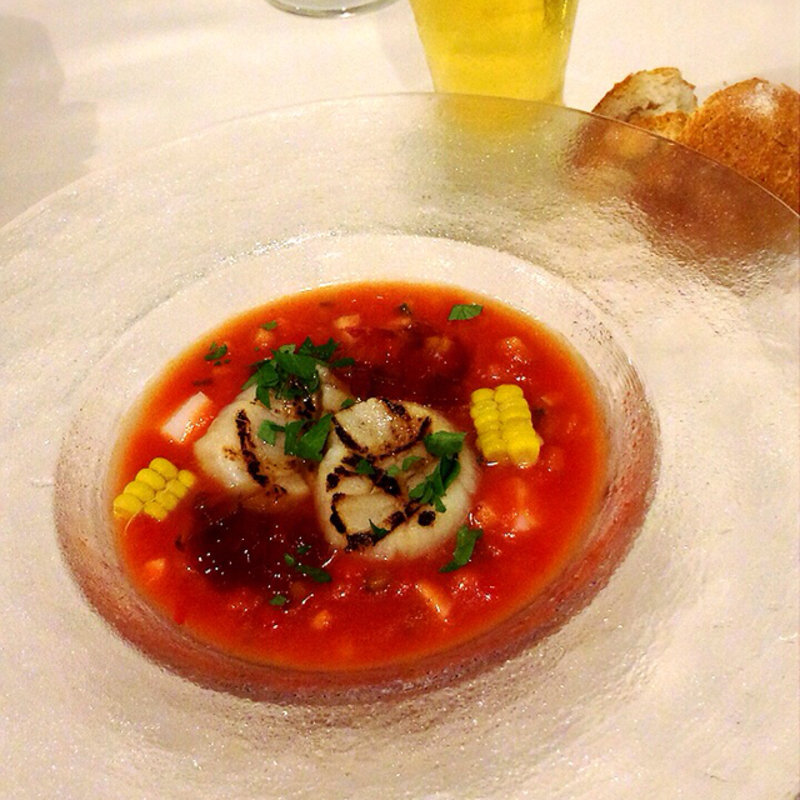 グリルした帆立をのせたトマトと野菜の冷製スープ(イケブクロ ラ・ベットラ・ダ・オチアイ)