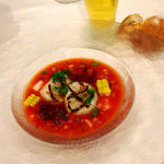グリルした帆立をのせたトマトと野菜の冷製スープ
