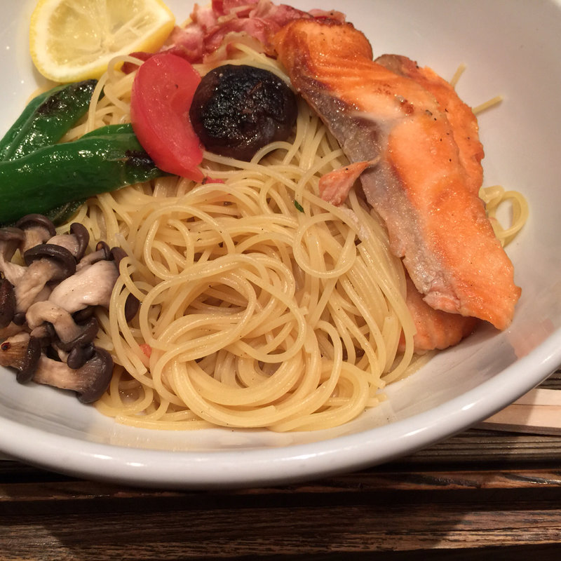 サーモンといろいろ野菜の具だくさんすぱ しょうゆバター風味(すぱじろう 銀座)