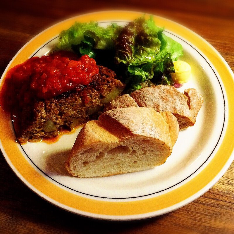 ミートローフとパンのセット(iriya plus cafe（イリヤプラスカフェ）)