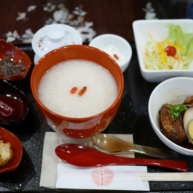豆鼓風味のスペアリブ薬膳粥(神戸岩茶荘)