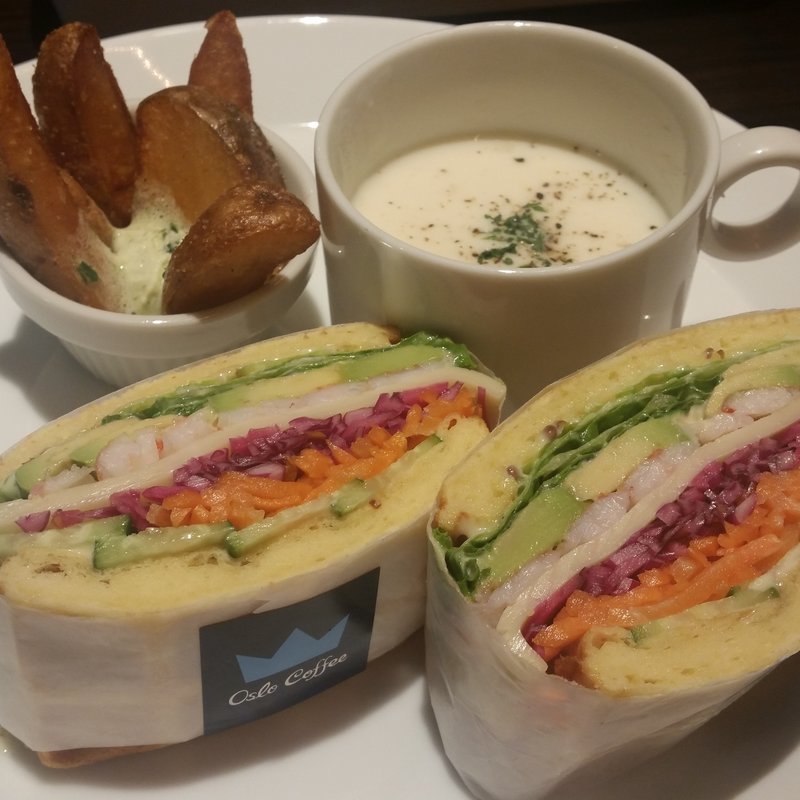 海老とアボカドとフレッシュ野菜のサラダサンド (オスロコーヒー 横浜ジョイナス店)