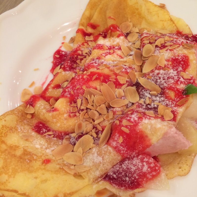 ピーチメルバクレープ サワークリームと木苺ソース(BARBARA SWEETABLE)