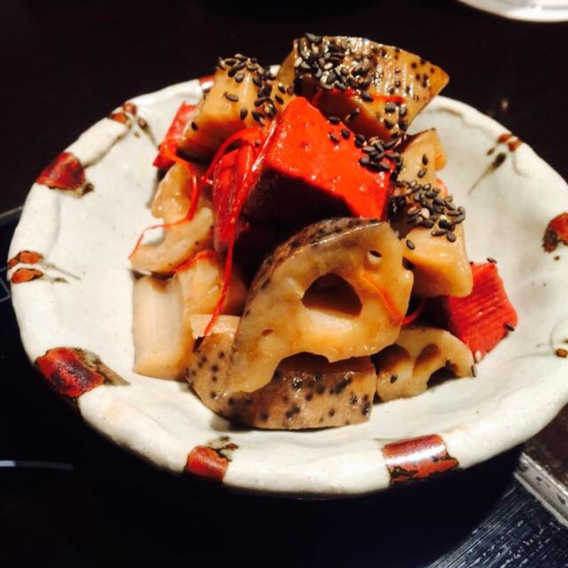 蓮根と赤コンニャクのきんぴら(和食とお酒 きいろ 青山店)