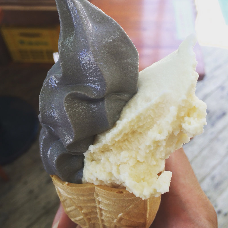 イカスミソフトと大沼ビールソフト(北海道ファーム （ホッカイドウファーム）)