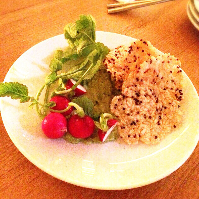 アヴォカドと豆腐のディップ w/ キヌアクラッカー(bills 表参道)